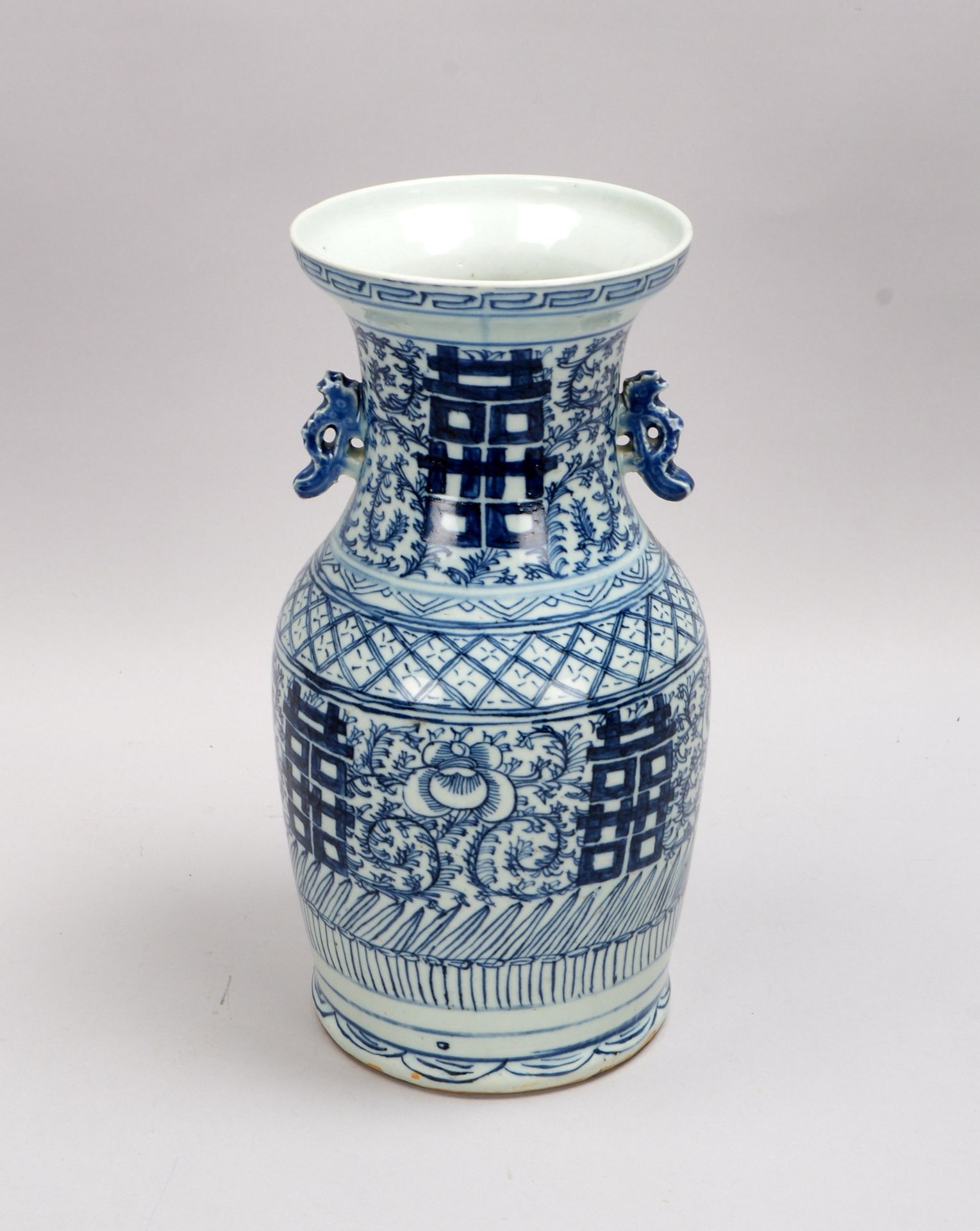 Porz.-Vase, Unterglasurbemalung in Blau/Glückssymbole, 2x Handhaben - Bild 2 aus 2