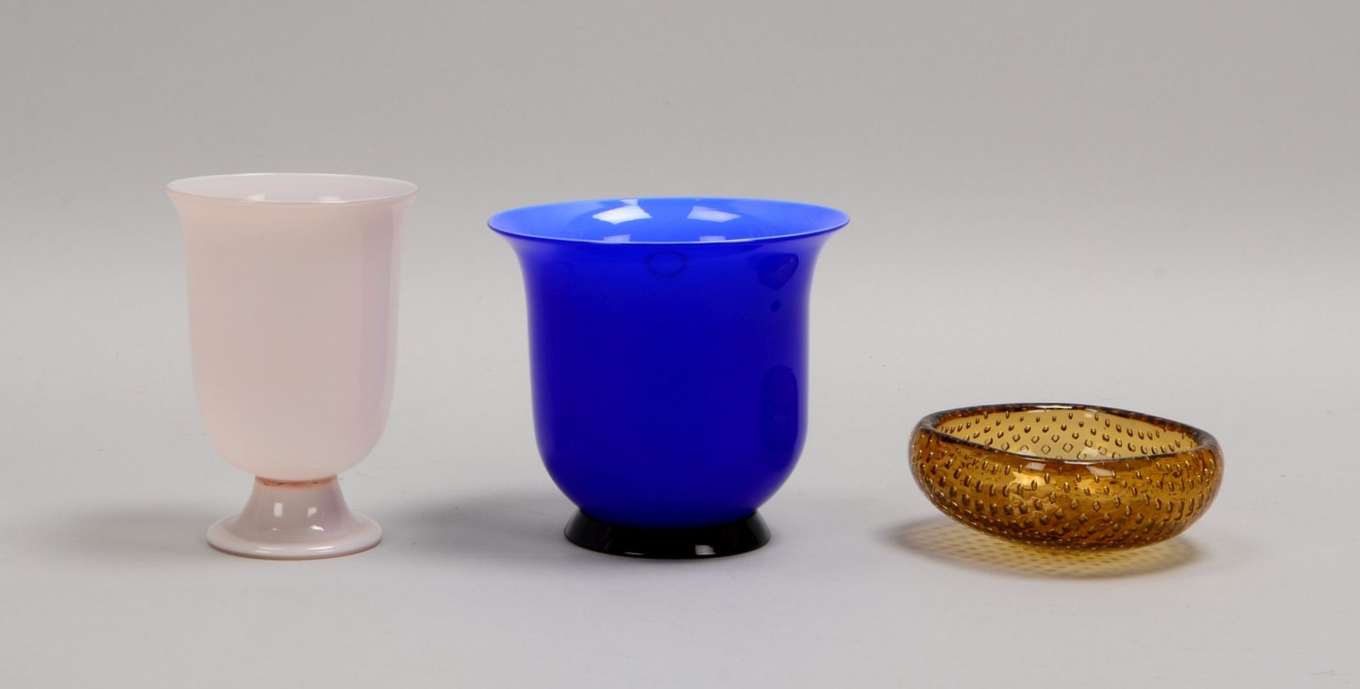Venini/Murano, kleines Tischglas-Konvolut (aus Murano-Glassammlung), 3 Teile: 1x Tischvase, blaues G