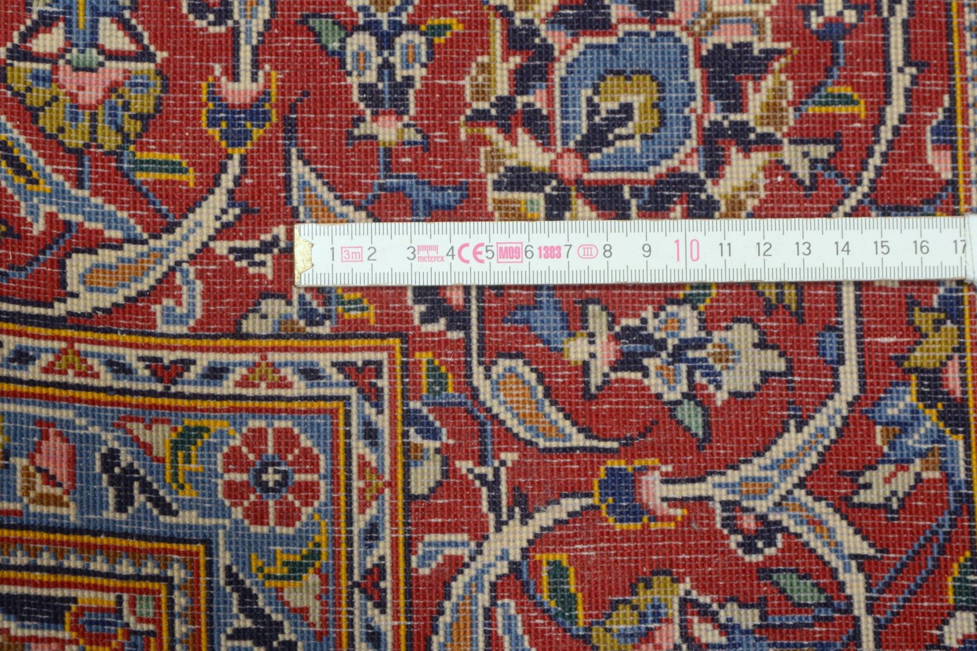 Keshan, mittelfeine Knüpfung, signiert, Flor in gutem Zustand; Maße 215 x 139 cm - Bild 2 aus 4