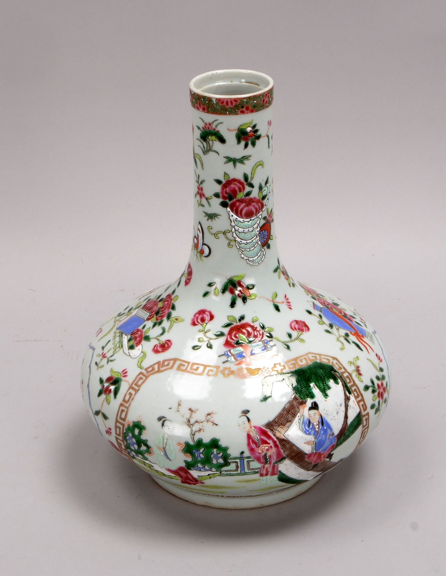 Kanton-Porzellanvase, 2x Reserven mit Malereien ('Höf. Szenen'), Blumendekor - Bild 2 aus 3