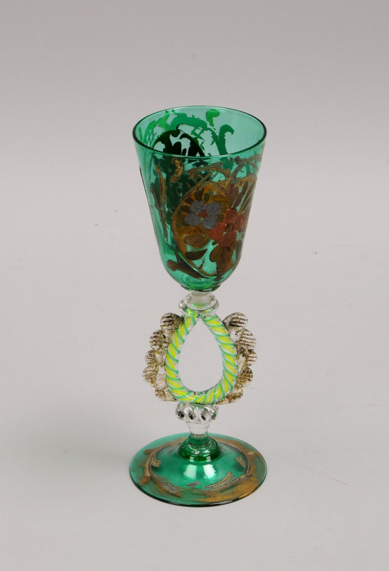 Murano-Trinkglas, gr&uuml;ne Kuppa mit flor. Emaillemalerei, feiner durchbr. St&auml;ngel - Image 2 of 2