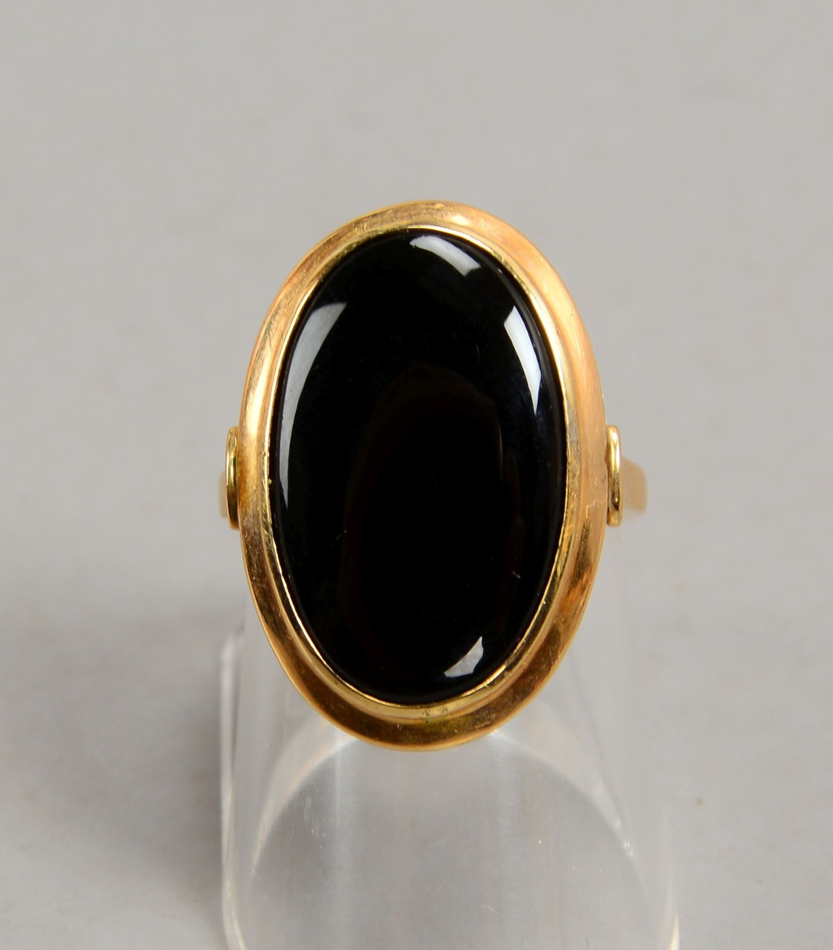 Ring, 585 GG (gestempelt), besetzt mit einer Onyxplatte; RG 53, Gewicht 5,50 g - Bild 2 aus 2