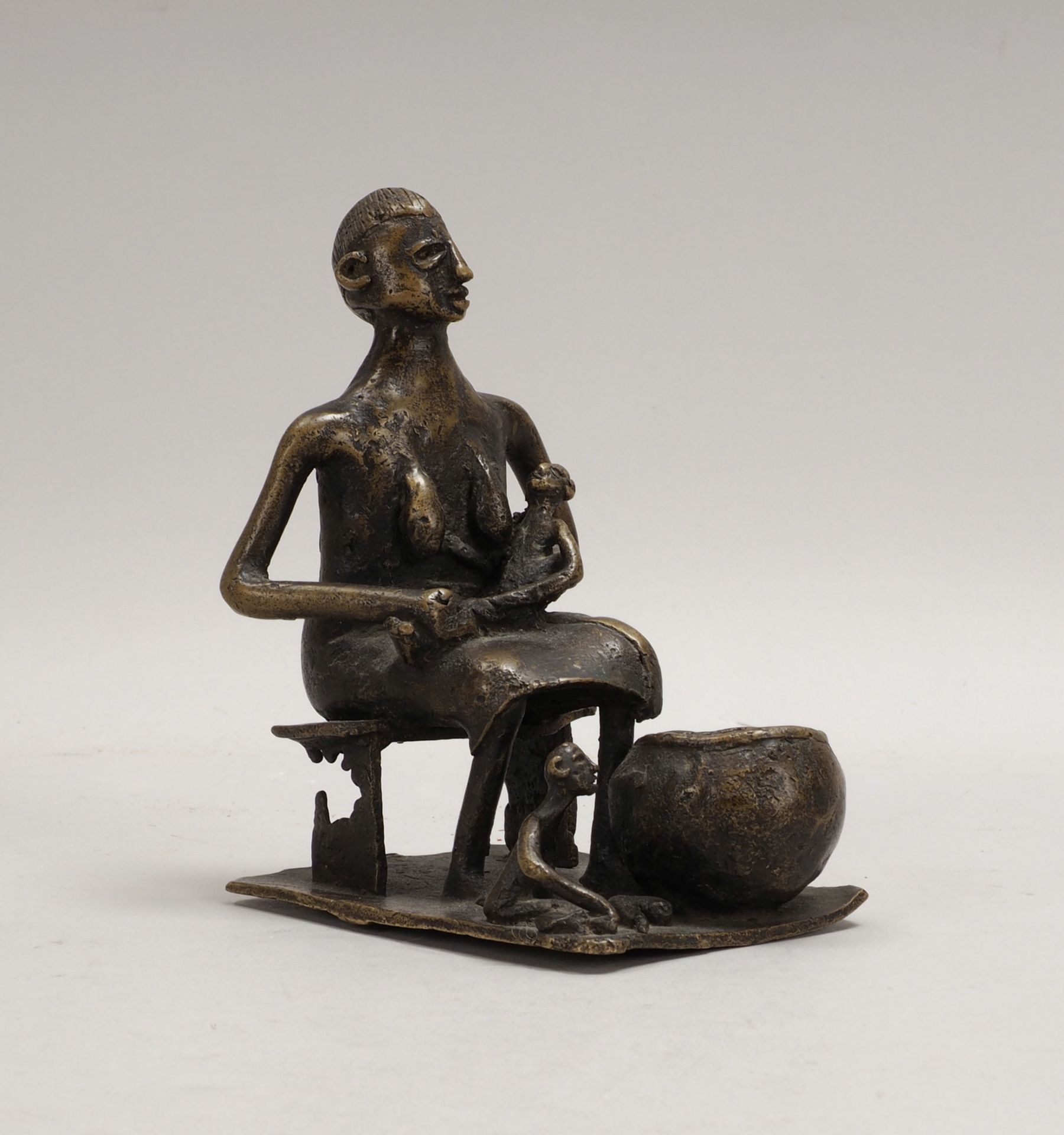 Bronzeskulptur (Afrika - wohl Benin), &#039;Mutter mit Kind&#039;; H&ouml;he 15,3 cm