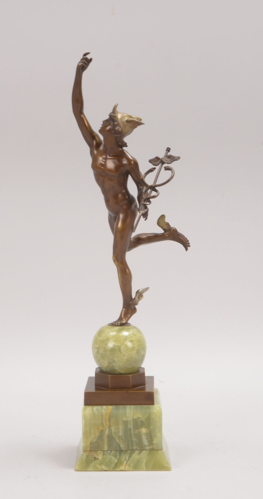 Bronzeskulptur, 'Hermes', Figur auf Onyx-Kugel und Sockel, unsigniert; Höhe 40 cm - Bild 2 aus 2