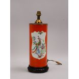 Vasenlampe (China), Porzellan, zylindr. Korpus, 2x Reserven/mit Bemalung, auf Holzsockel