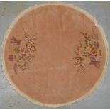 Teppich (China), rund, lachsfarben-beige/2x 'Blütenzweige in Vase' in Reliefschur