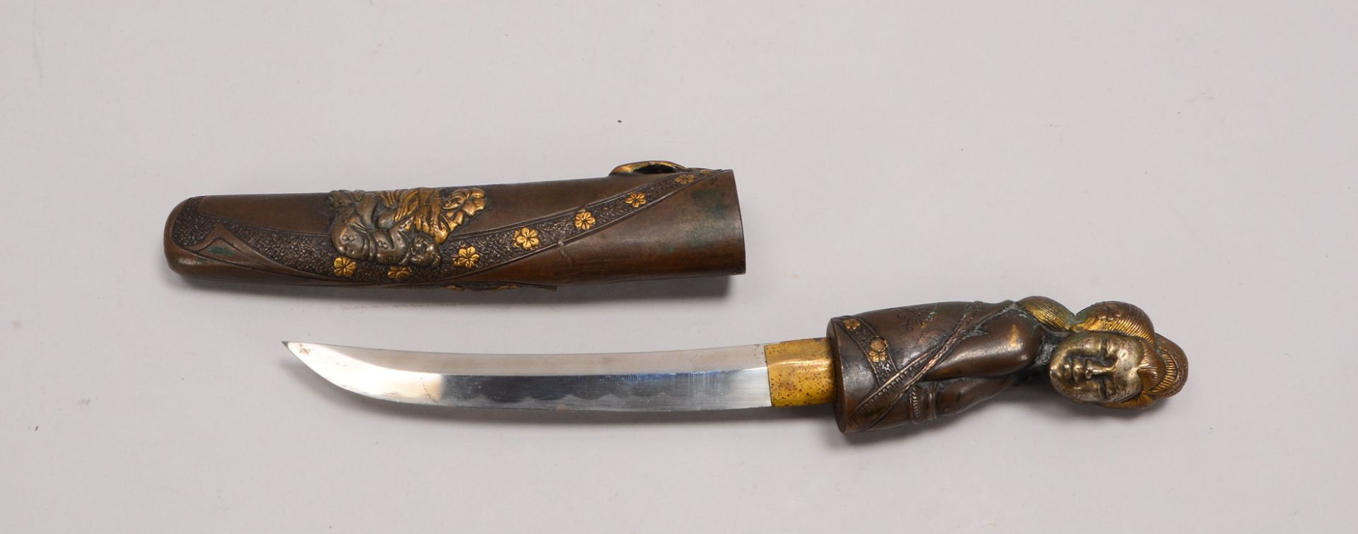 Tanto/Kurzmesser (Japan), 1-schneid. Damastklinge, Kupfer-Griff/Scheide mit figürl. Darst.
