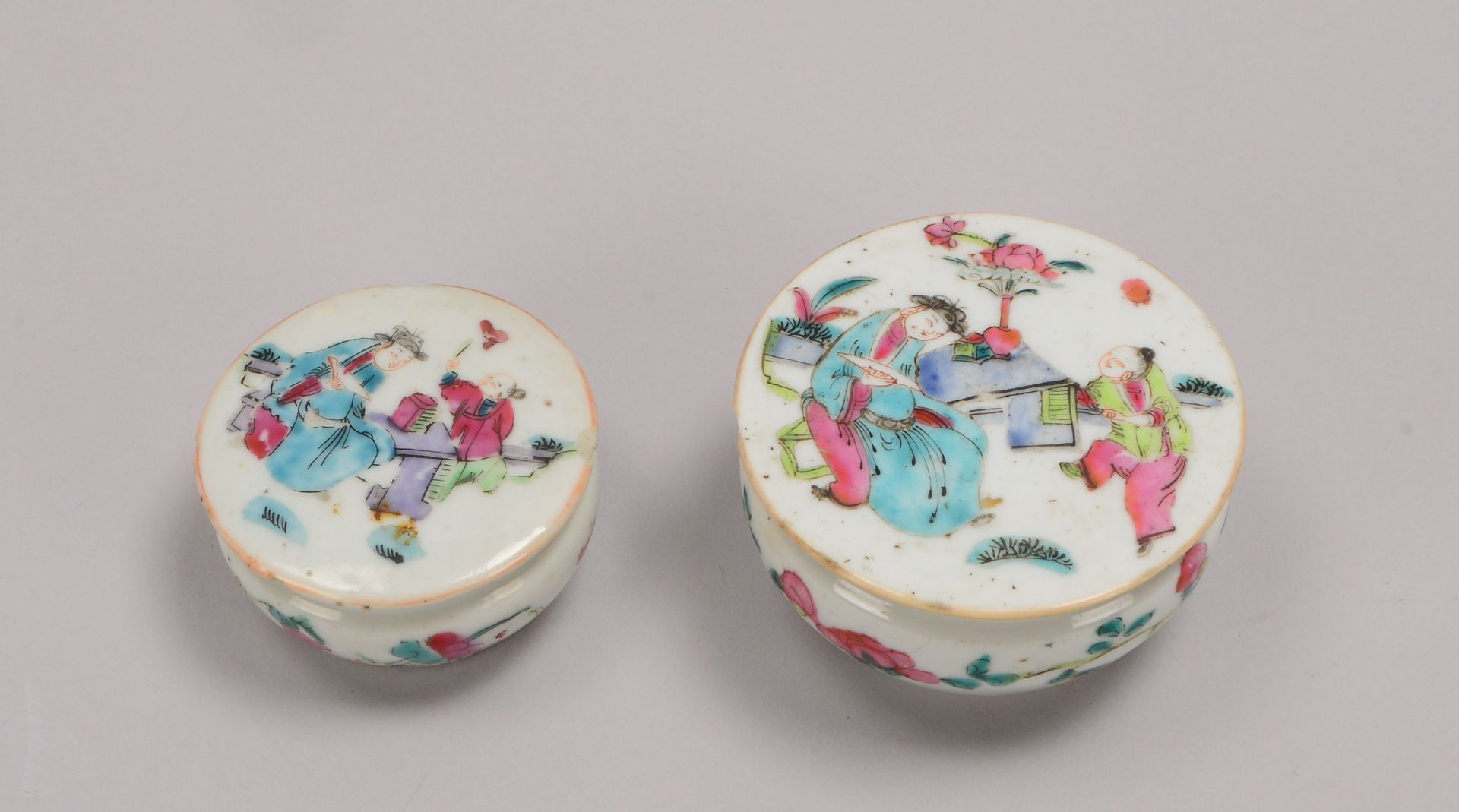 2 Porzellanschalen (China), antik, jeweils mit Deckel (mit Fehlstellen - 1x geklebt) - Image 2 of 3