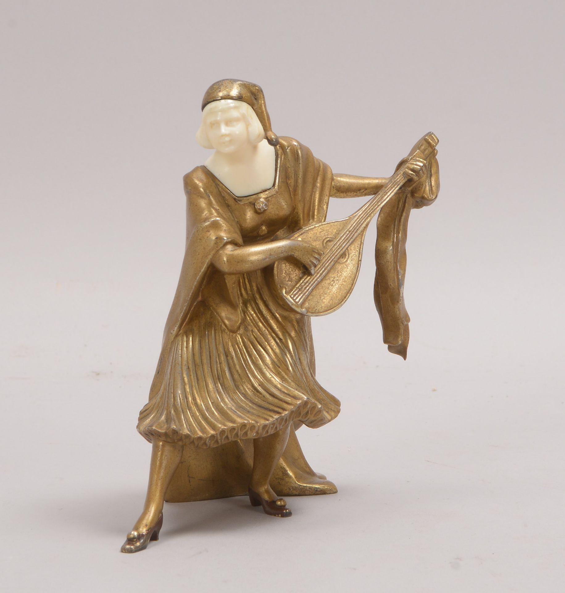 Kl. Bronzeskulptur, &#039;Die Mandolinenspielerin&#039;, Figur partiell mit Beinbesatz, unsign. - Image 2 of 2