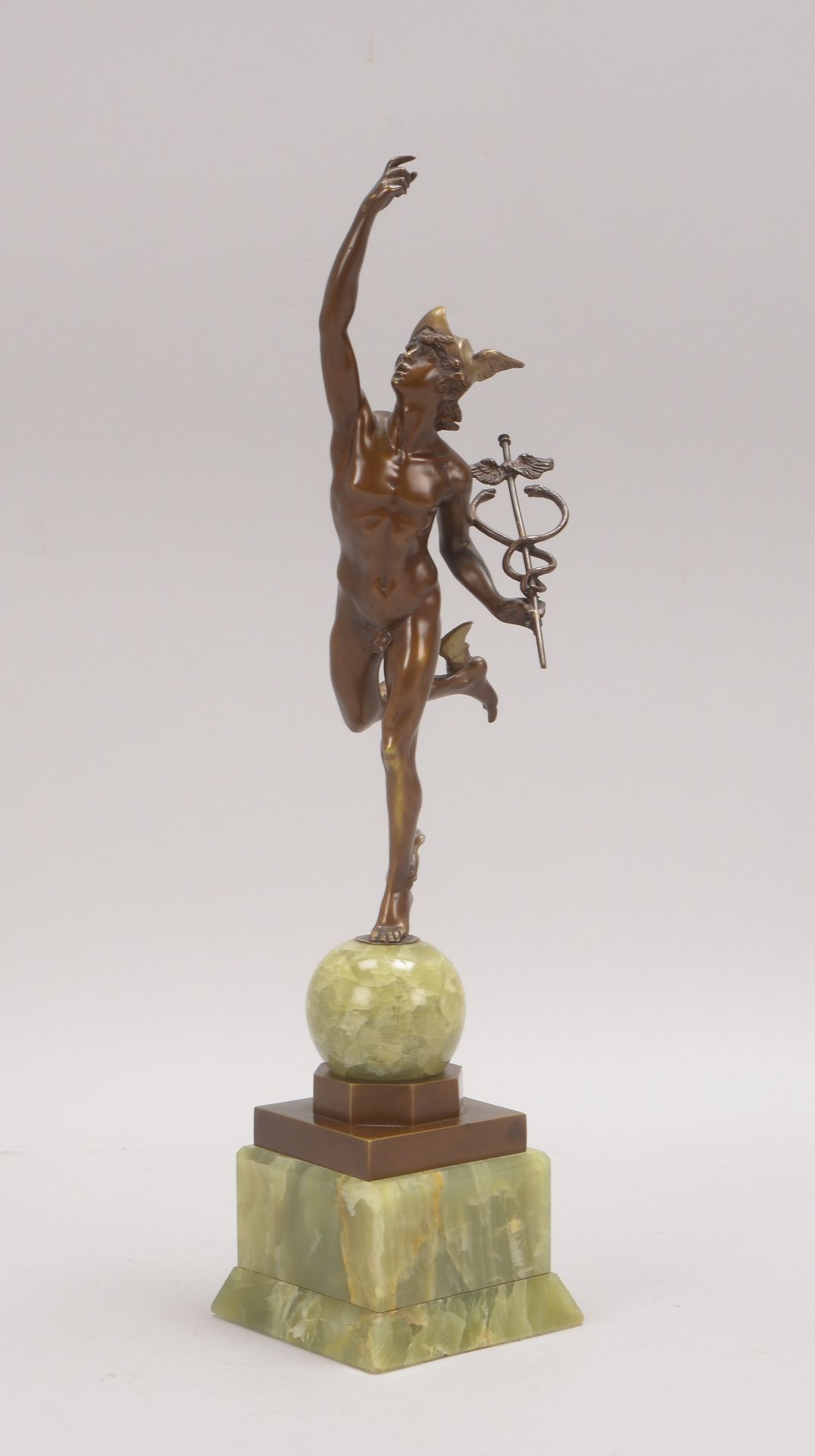 Bronzeskulptur, 'Hermes', Figur auf Onyx-Kugel und Sockel, unsigniert; Höhe 40 cm