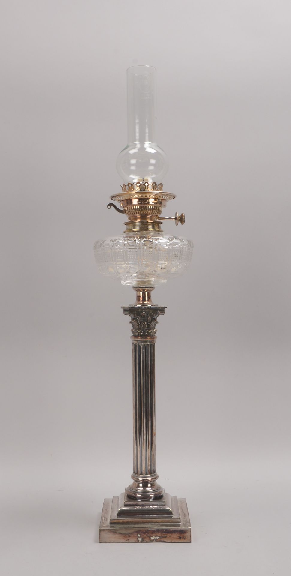 Petroleum-Tischlampe (im Empire-Stil), Kristall-Korpus auf versilbertem Fu&szlig;; H&ouml;he 78 cm