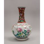 Porzellan-Langhalsvase (China), mit floralem Dekor ('Pfirsiche und Blüten')