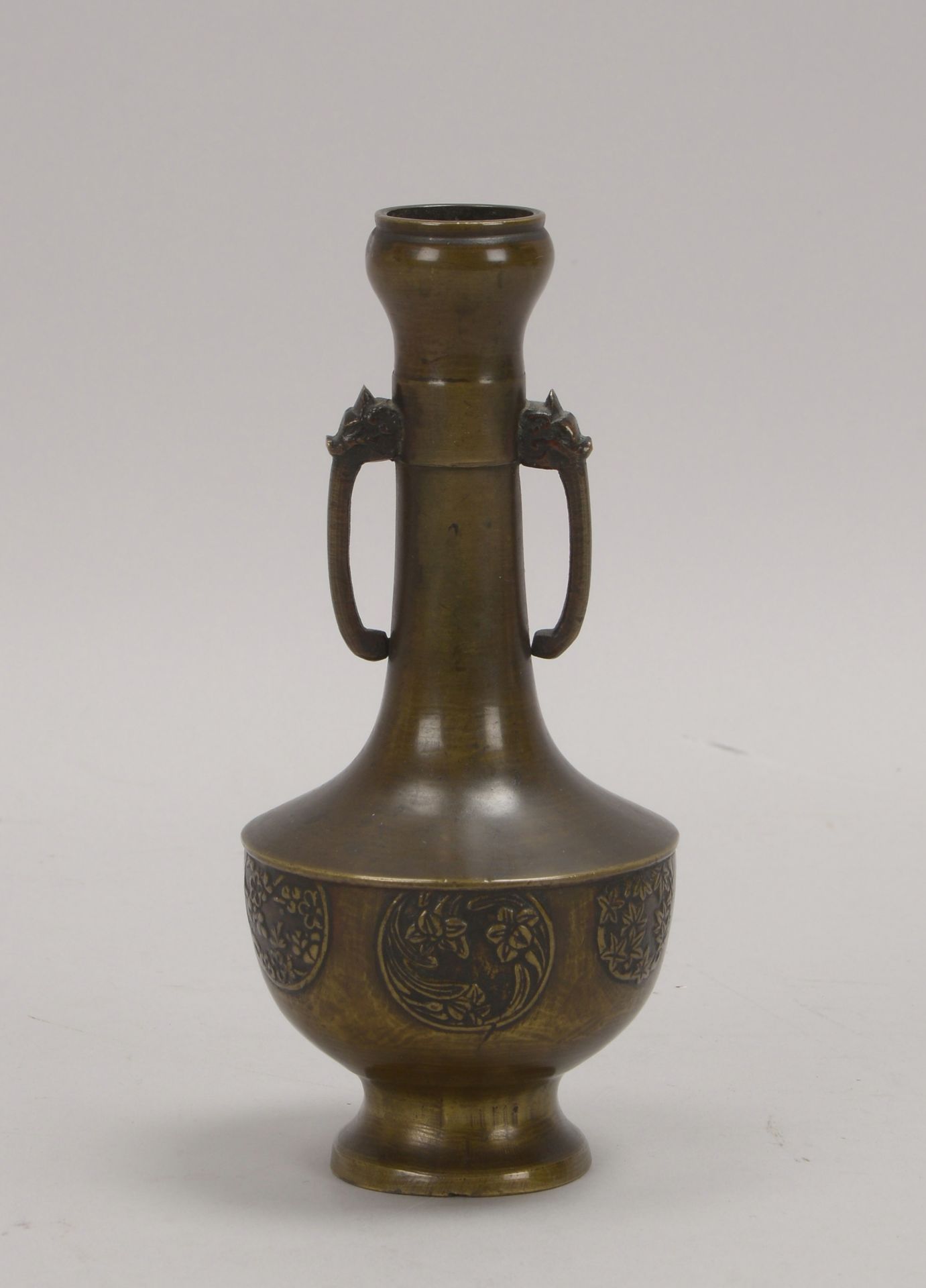 Bronze-Vase (China), Langhals-Vase, Wandung mit floral relief. Reserven, 2x Handhaben