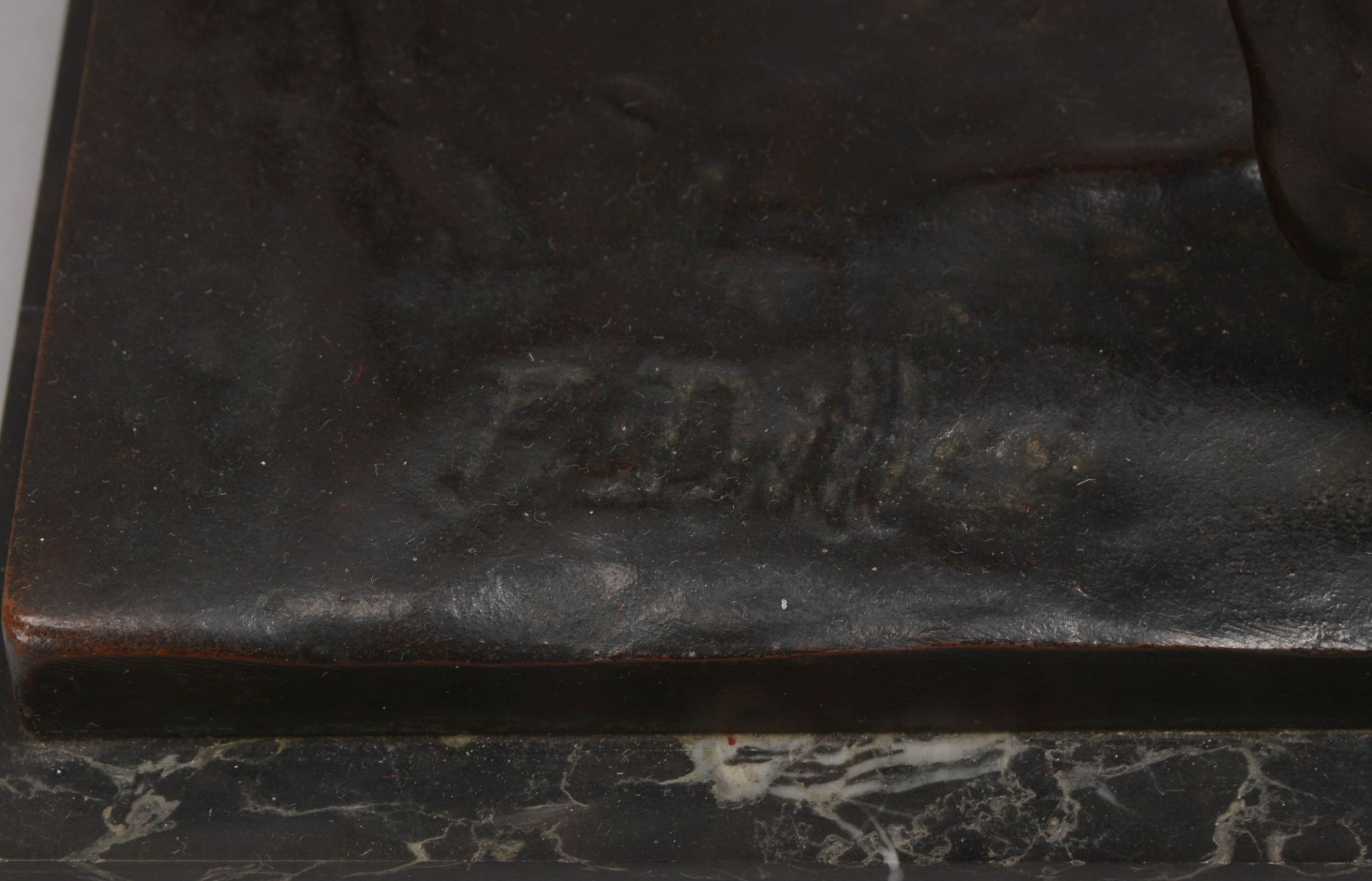 Diller, Fritz, Bronzeskulptur, &#039;Rehbock&#039;, auf Plinthe sign., Figur auf Marmorsockel - Image 3 of 3