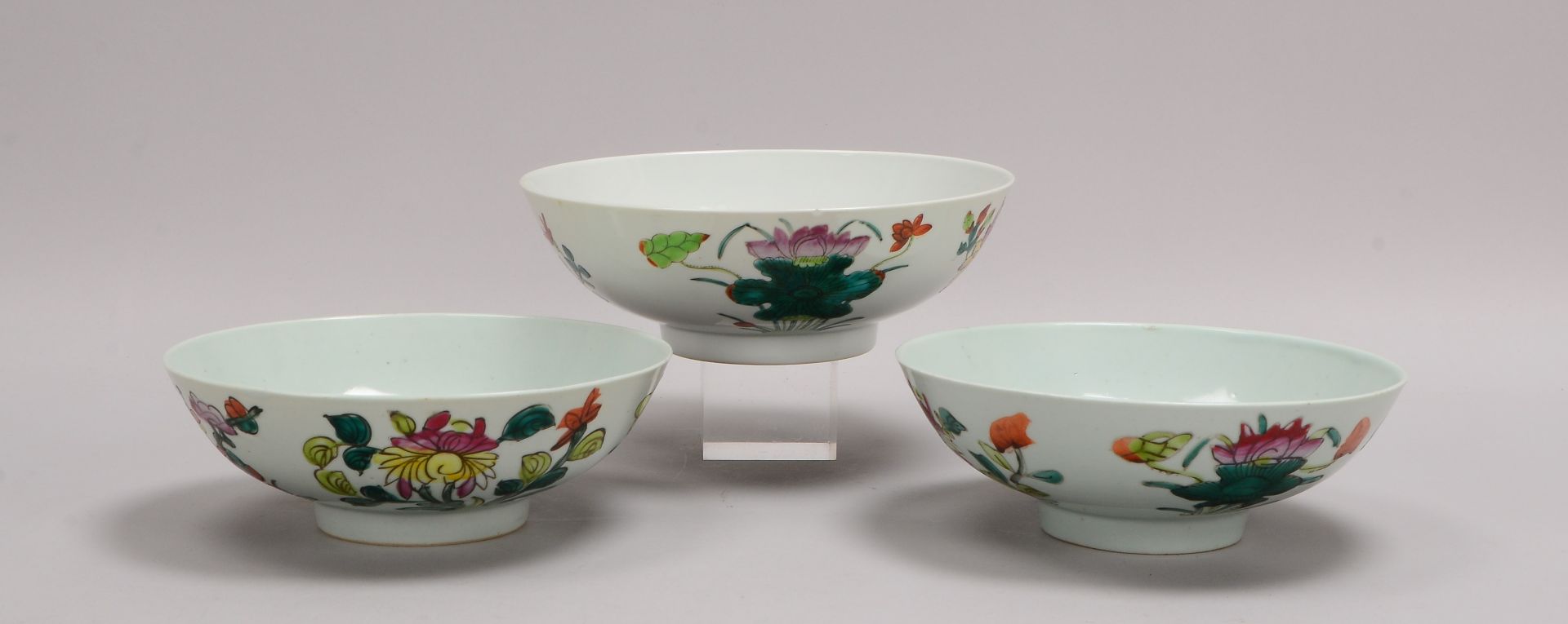 3 Porzellanschalen (China), mit unterschiedl. Blumendekor, 2x &Oslash; 20 cm, 1x &Oslash; 22 cm