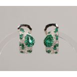 Juwelier Wempe, Ohrstecker, 750 WG (gest.), 64x Brill./1,13 ct, und 56x Smaragde/1,49 ct
