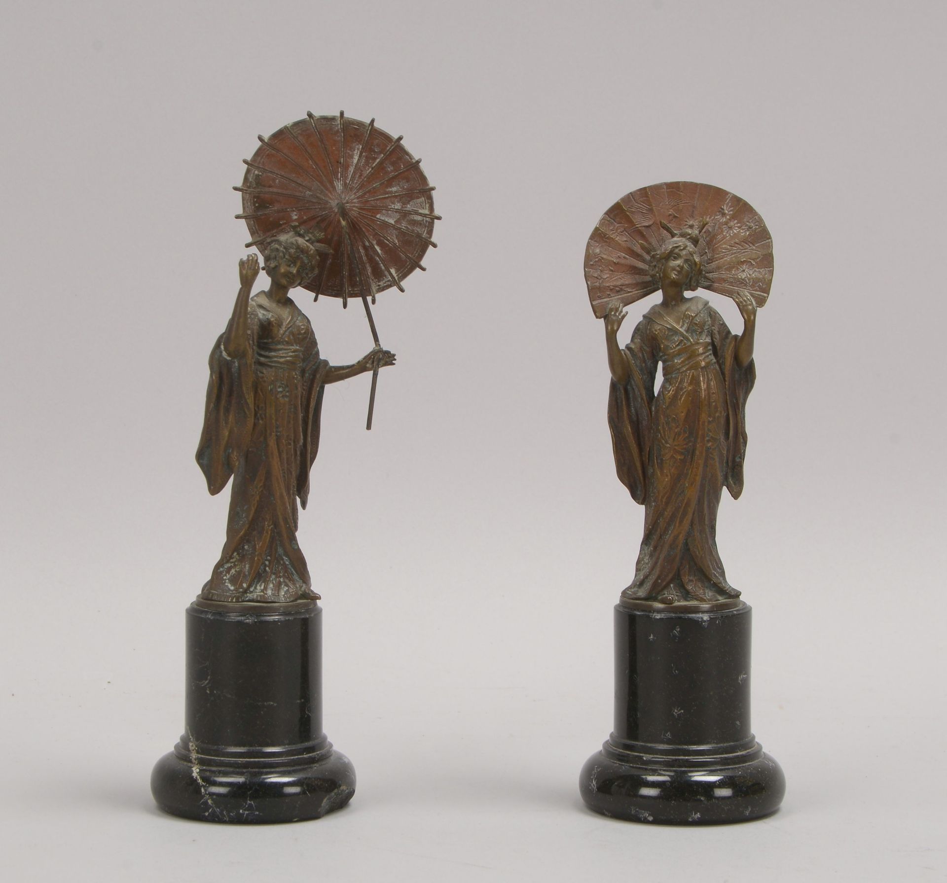 Paar Bronzefiguren, &#039;Zwei Damen mit F&auml;cher und Sonnenschirm&#039;, auf Marmorsockel