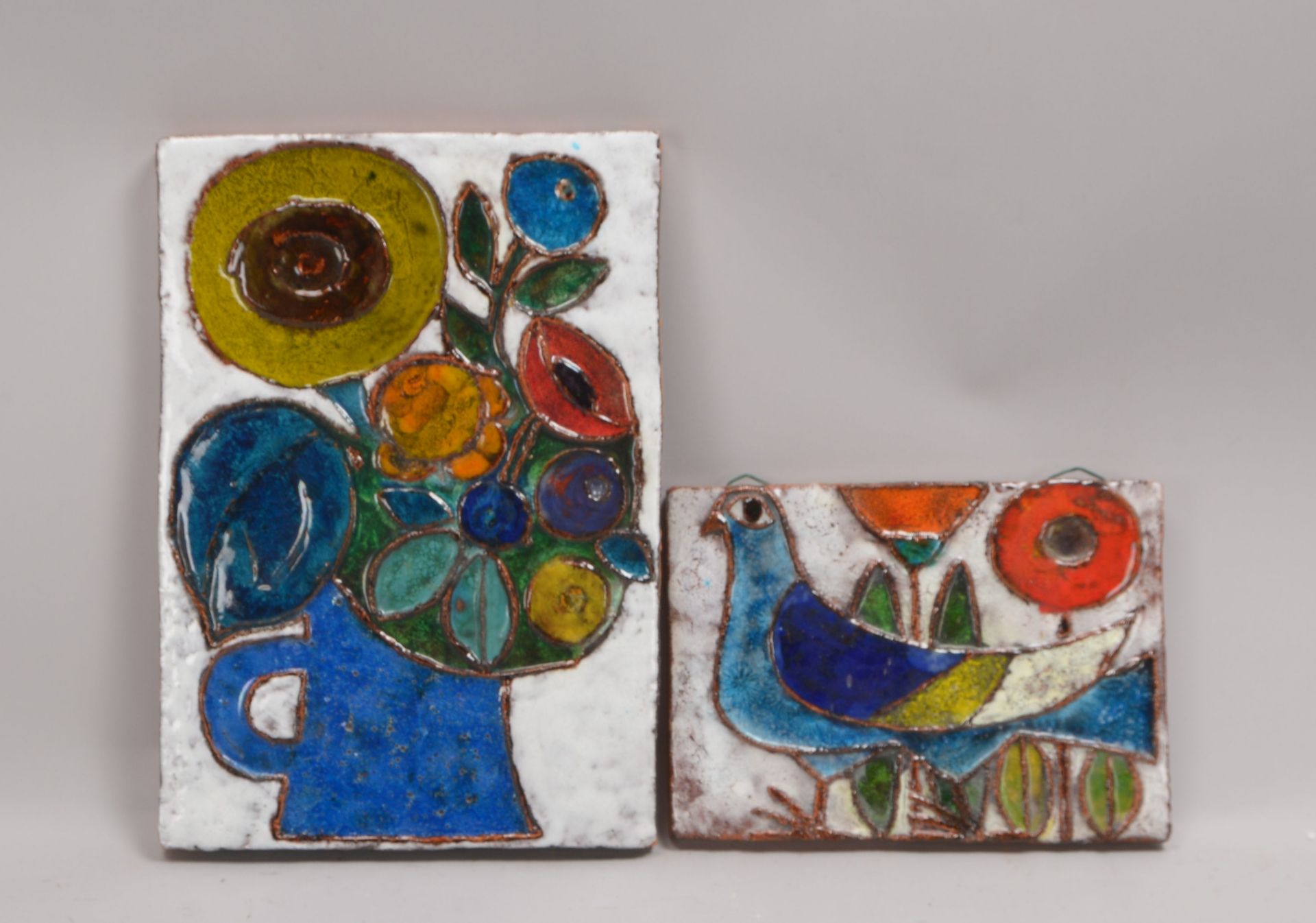Weichberger, Heide, 2 Keramik-Reliefplatten, versch. Ausf.: &#039;Taube&#039; und &#039;Blumen&#039;