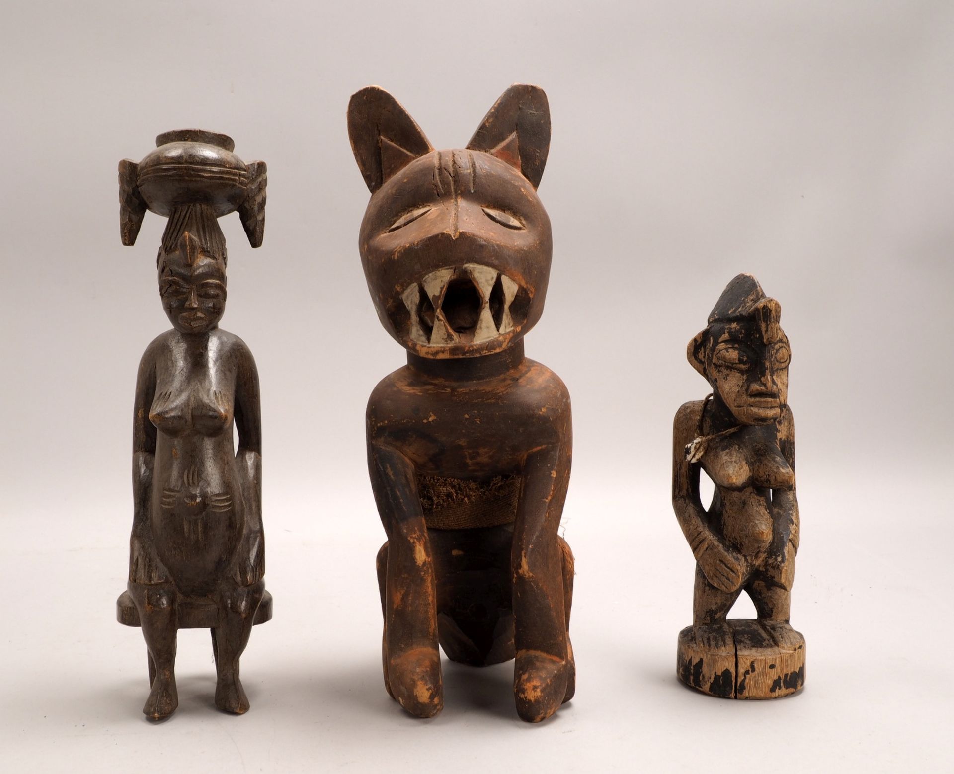 3 Holzfiguren (Afrika - Dogon/Mali, u.a.), antik, versch. Ausf.: 2x &#039;Frauen&#039;, 1x &#039;Rau