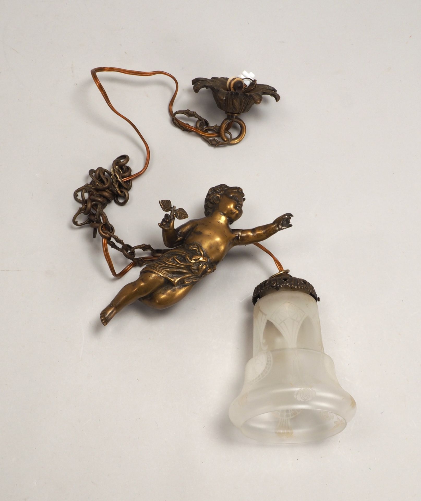 Antike Deckenlampe, 1-fl., Bronze, &#039;H&auml;ngende Engelsfigur&#039;, Schirm geschl. Glas