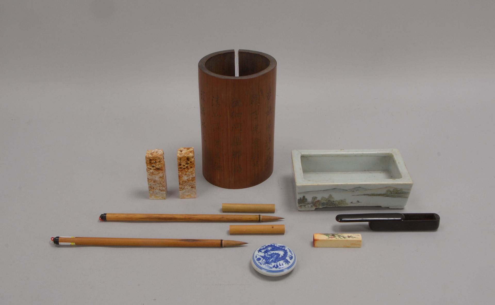 Kalligrafie-Konvolut: Porzellanschale und Schälchen, Pinselbecher und 2x Bambus-Stifte