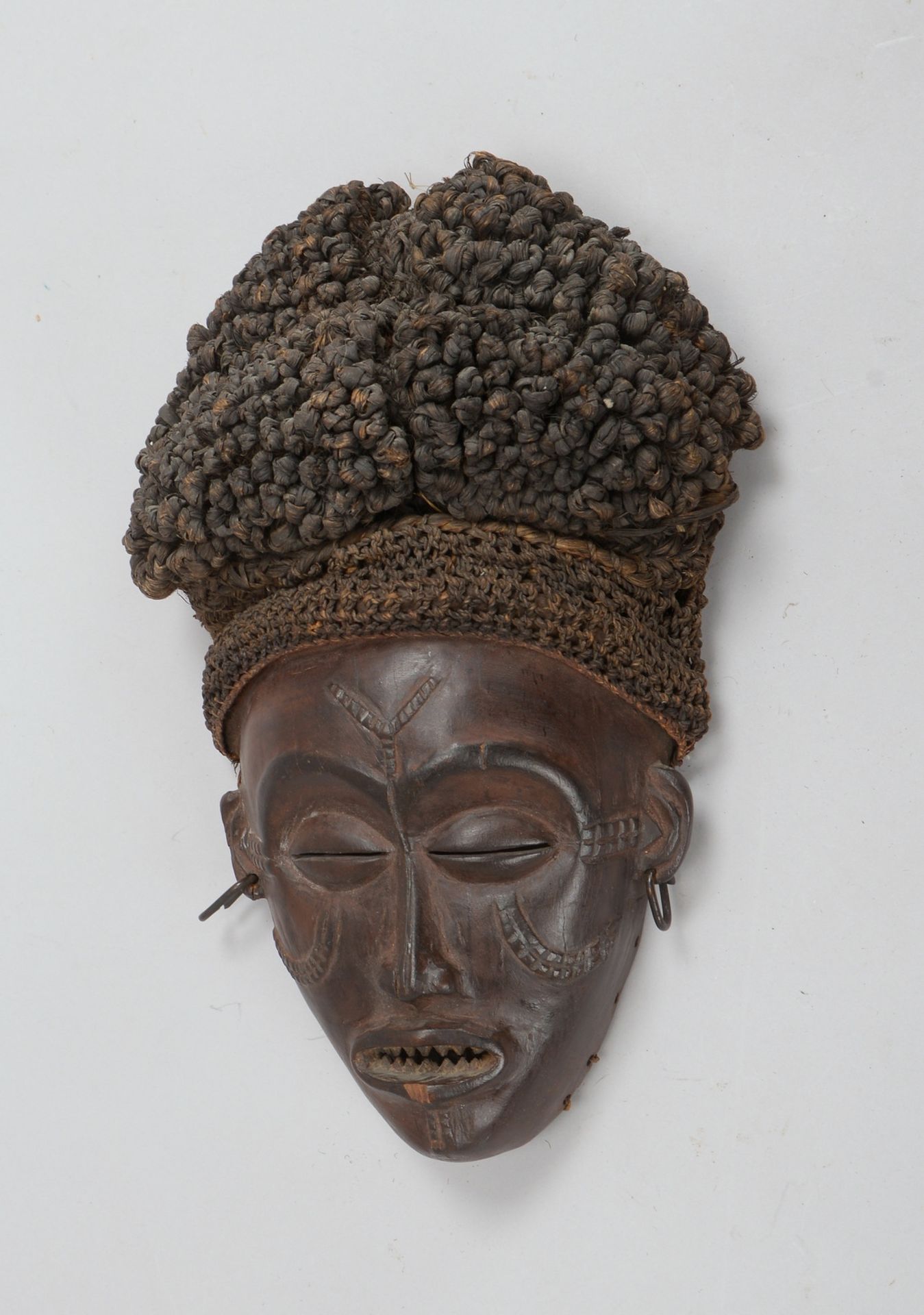 Tanzmaske (Tschokwe/Angola), 'Pwo', stilisierter Frauenkopf, Holz/Rattanhaare