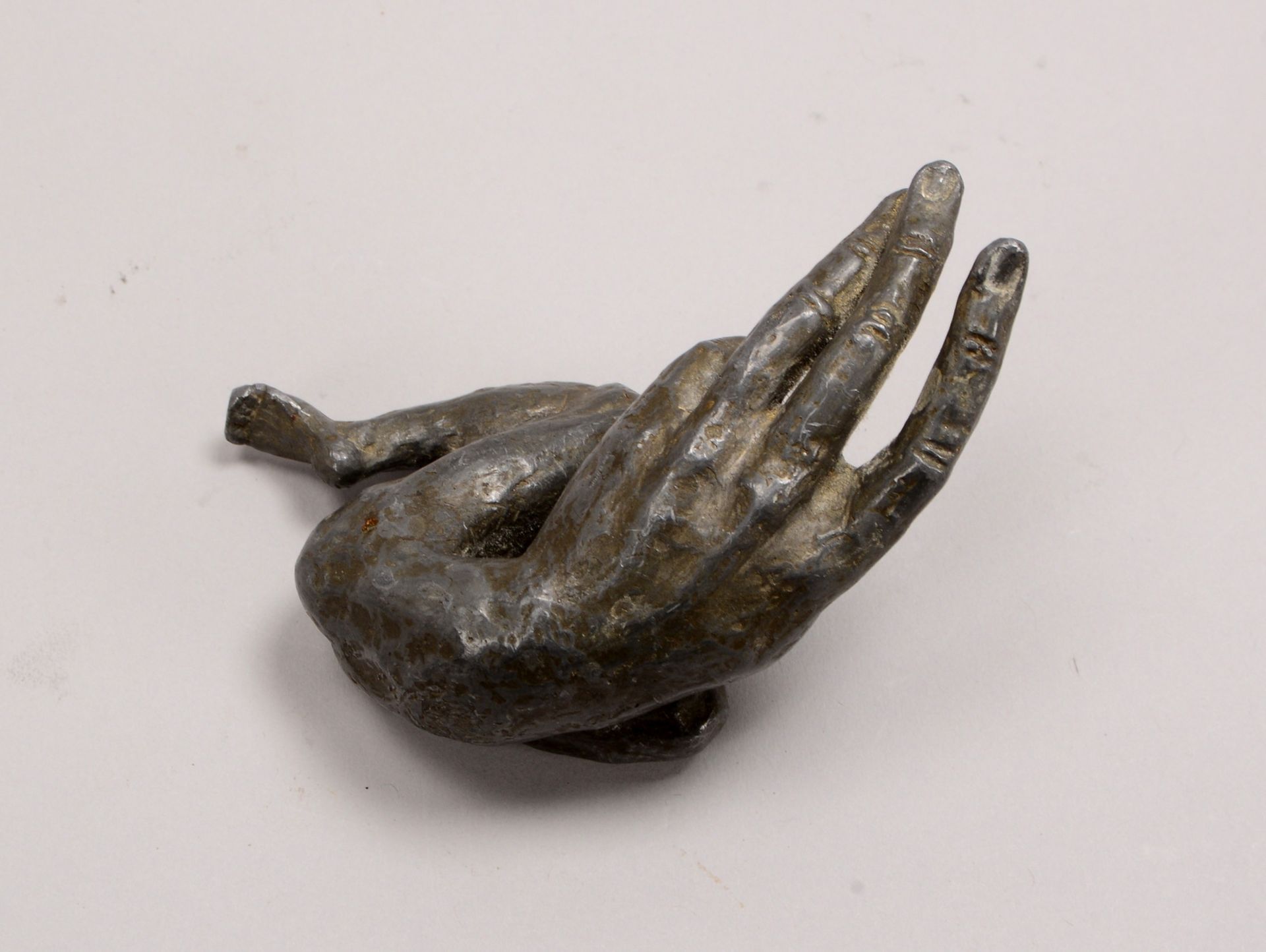 Schwarze, Michael, Metallguss-Skulptur, &#039;Handmensch - halb liegend&#039;; Breite ca. 10 cm - Image 4 of 4