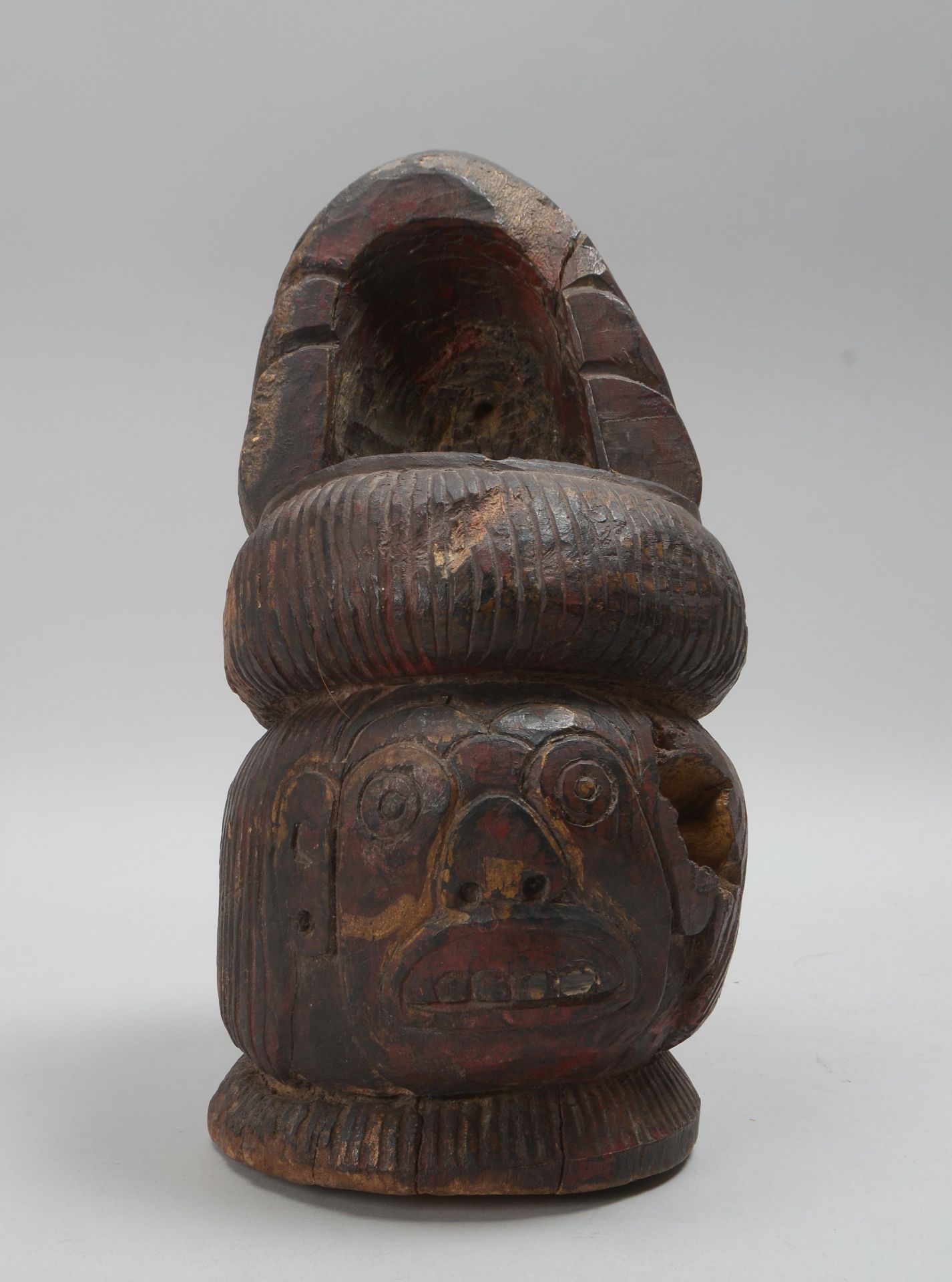 Kultgef&auml;&szlig;/-objekt (Indien), Holz-Korpus mit fig&uuml;rl./ornamentalem Ritzdekor, farbig g - Image 2 of 3
