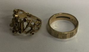 Two gold rings of modernistic design. Approx. 7.5