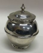 A hinged silver tea caddy. London 1911. By G Brace and Co Ltd. Approx. 124 grams. Est. £100 - £150.