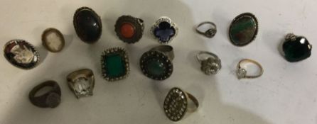 A large quantity of silver and other rings. Est. £