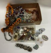 A box containing crystal beads and agate beads. Es