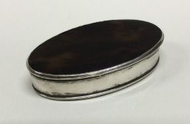 An early 19th Century silver and tortoiseshell hinged snuff box. Approx. 35 grams. Est. £150 - £