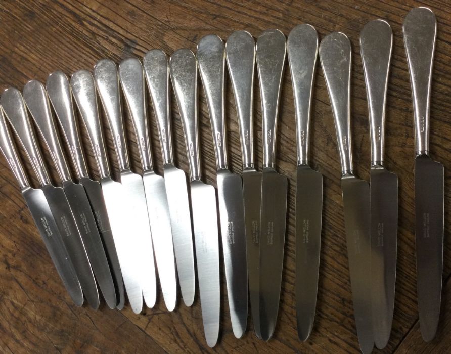 A set of eight (plus eight) silver handled knives. London 1995. By DM. Approx. 939 grams. Est. £