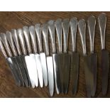 A set of eight (plus eight) silver handled knives. London 1995. By DM. Approx. 939 grams. Est. £