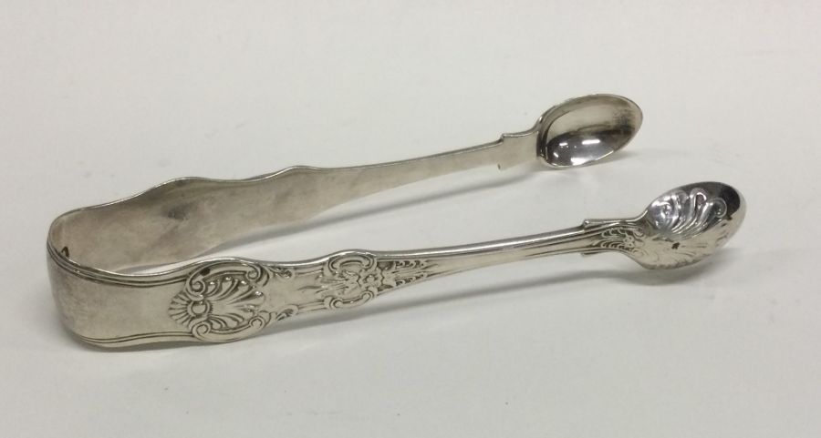 A heavy pair of chased silver ice tongs. London 1894. By GMJ. Approx. 67 grams. Est. £60 - £80.