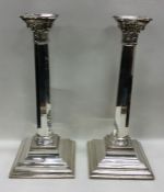 A fine and decorative pair of silver candlesticks. Birmingham 1956. By Alexander Smith. Approx. 1500