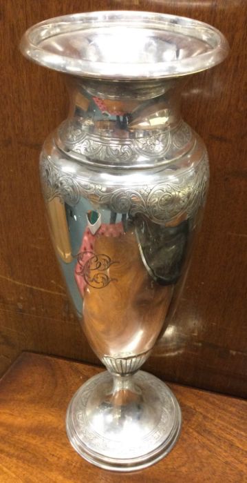 A large American silver flower vase. Marked Sterling. Approx. 1008 grams of gross weight. ( - Image 2 of 2