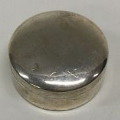 A heavy silver Sterling box with pull off lid. Approx.14 grams. Est. £20 - £30.