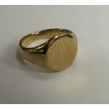 A 9 carat gent's signet ring. Approx. 6.6 grams. E