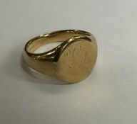 A 9 carat gent's signet ring. Approx. 6.6 grams. E