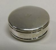 A circular silver box with lift off lid. Approx. 20 grams. Est. £30 - £50.