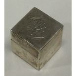 A Sterling silver box with lift off lid. Approx. 11 grams. Est. £15 - £20.