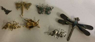 A good collection of silver brooches. Est. £20 - £