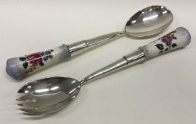 A pair of tapering silver salad servers. Est. £50