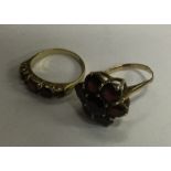 Two garnet mounted rings in 9 carat. Approx. 6.7 g