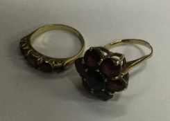 Two garnet mounted rings in 9 carat. Approx. 6.7 g