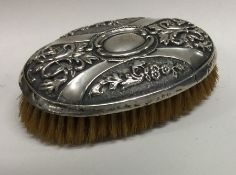 A fine chased silver brush. Birmingham 1901. Approx. 119 grams. Est. £30 - £50.