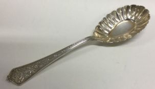 A fine quality American silver ice cream spoon chased with flowers. Approx. 77 grams. Est. £100 - £