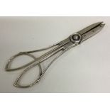 An unusual pair of silver grape scissors/ice tongs. Marked Sterling. Approx. 83 grams. Est. £80 – £